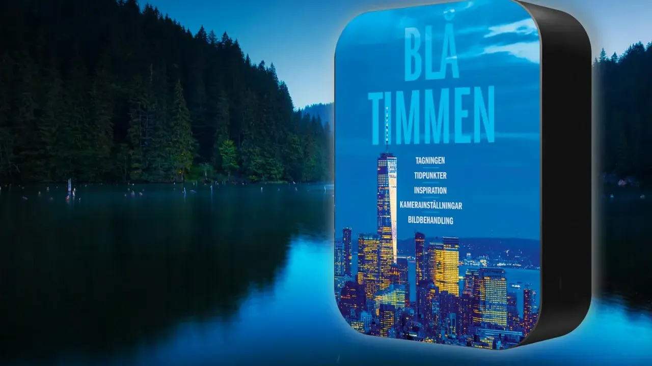 En mörk skogssjö speglar den blå timmen. En skärm visar en stad i ljus och texten "BLÅ TIMMEN" med fototips.