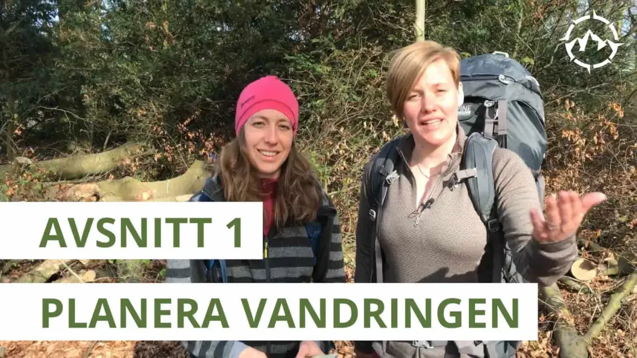 Två kvinnor med ryggsäckar förbereder sig för en weekend vandring i Sverige. Texten "Planera vandringen" syns.