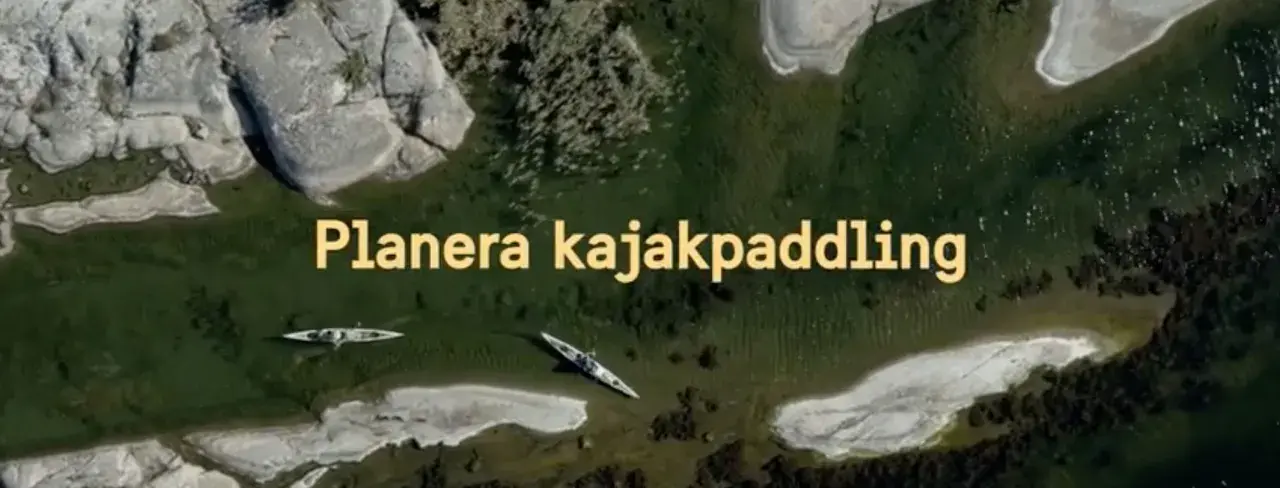 Två kajaker glider fram i det gröna vattnet, omgivna av klippor och vegetation. En inbjudan till stora le.
