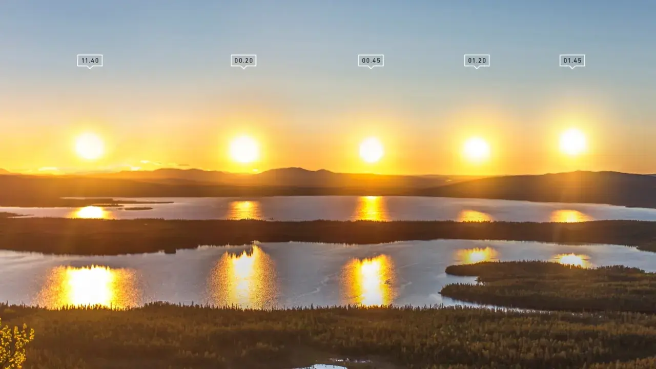 Solens resa över sjö och skog i Sverige under midnattssol.