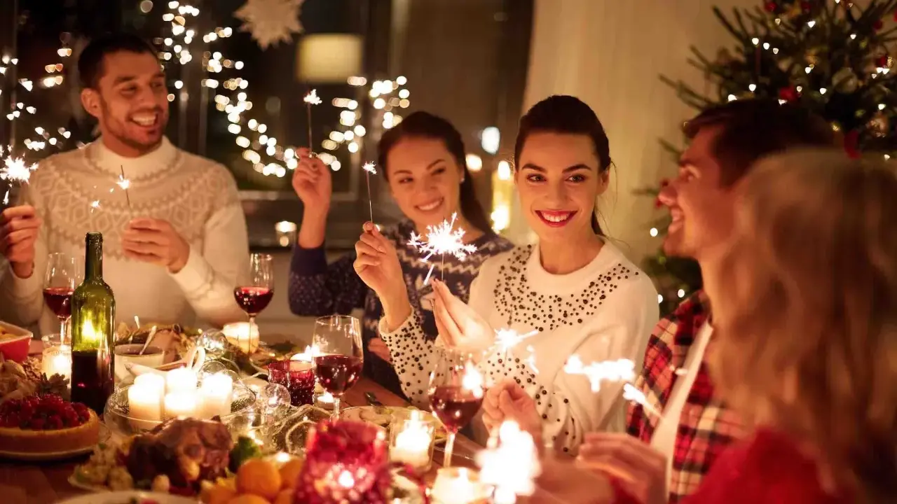 Vänner firar jul i Sverige med tomtebloss och en festlig middag.