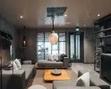 Mysig lounge med soffor och ett gym i bakgrunden på Niehku Mountain Villa.