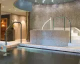 Avslappnande poolområde med bastu och trappa ner till vattnet på Lindvallen Skilodge.