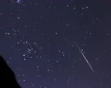 En stjärnklar natt med en meteor som drar en ljusstrimma över himlen, ett av många olika ljusfenomen på himlen.