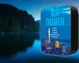 En mörk skogssjö speglar den blå timmen. En skärm visar en stad i ljus och texten "BLÅ TIMMEN" med fototips.