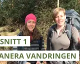 Två kvinnor med ryggsäckar förbereder sig för en weekend vandring i Sverige. Texten "Planera vandringen" syns.