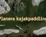 Två kajaker glider fram i det gröna vattnet, omgivna av klippor och vegetation. En inbjudan till stora le.