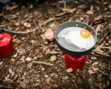 Stekt ägg i stekpanna på campingkök. Enkel och bra vandringsmat som ger energi för äventyret.