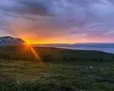 Midnattssol över Kiruna. Solen går inte ner bakom bergen, utan lyser upp himlen i ett magiskt skådespel.