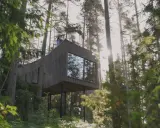 Modernt naturhotell i Sverige, inbäddat bland höga tallar. En arkitektonisk pärla som smälter samman med skogens lugn.
