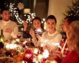 Vänner firar jul i Sverige med tomtebloss och en festlig middag.