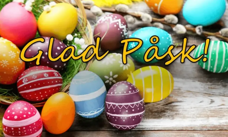 Färgglada påskägg i en korg och utspridda på träbord, med texten "Glad Påsk!". Perfekt för påsklov i Sverige.