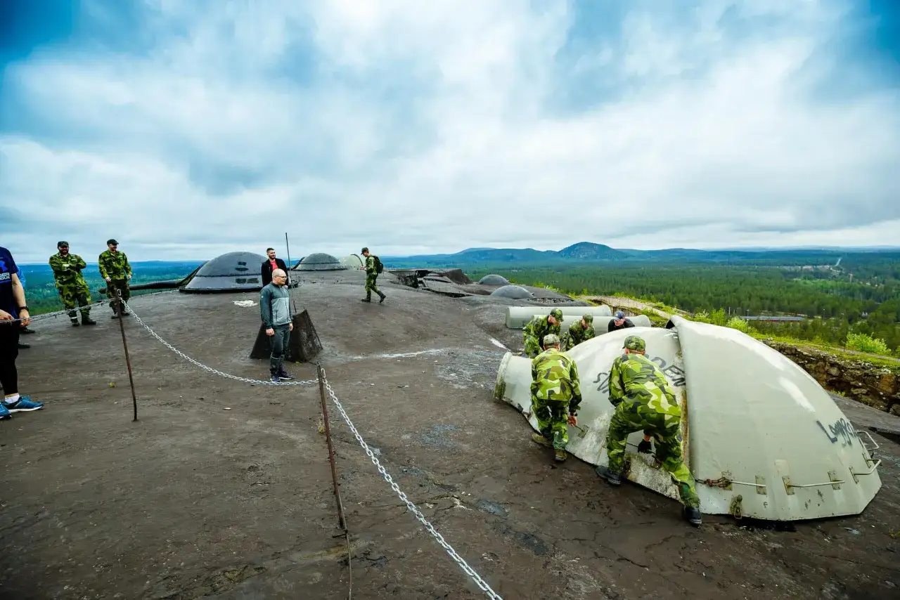 Militärpersonal arbetar vid en bunker på en klippa nära Boden, Sverige.
