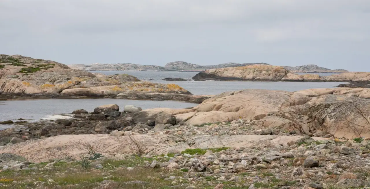 Skärgårdens klippor, där tjurpannan leder vägen, möter havet under en molnig himmel.
