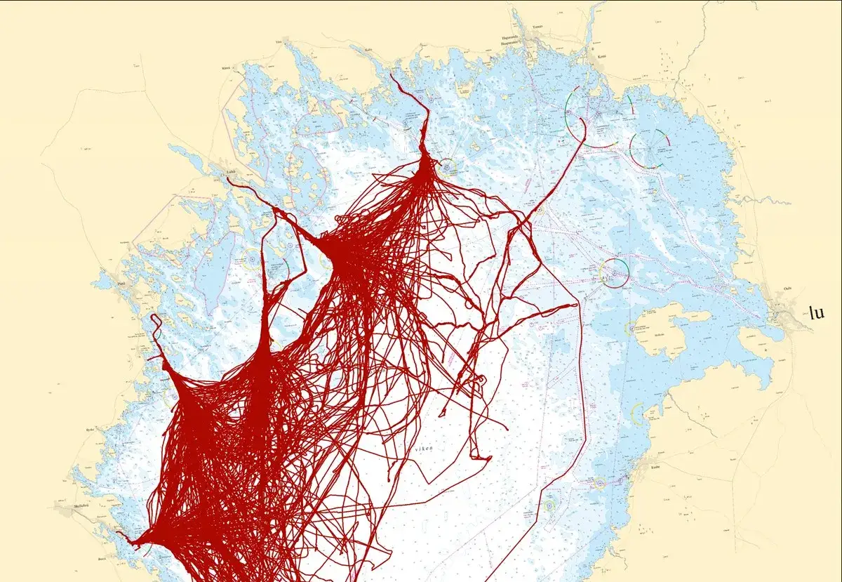 Karta visar många röda linjer som representerar isbrytarfartygens rutter i ett isigt vattenområde.