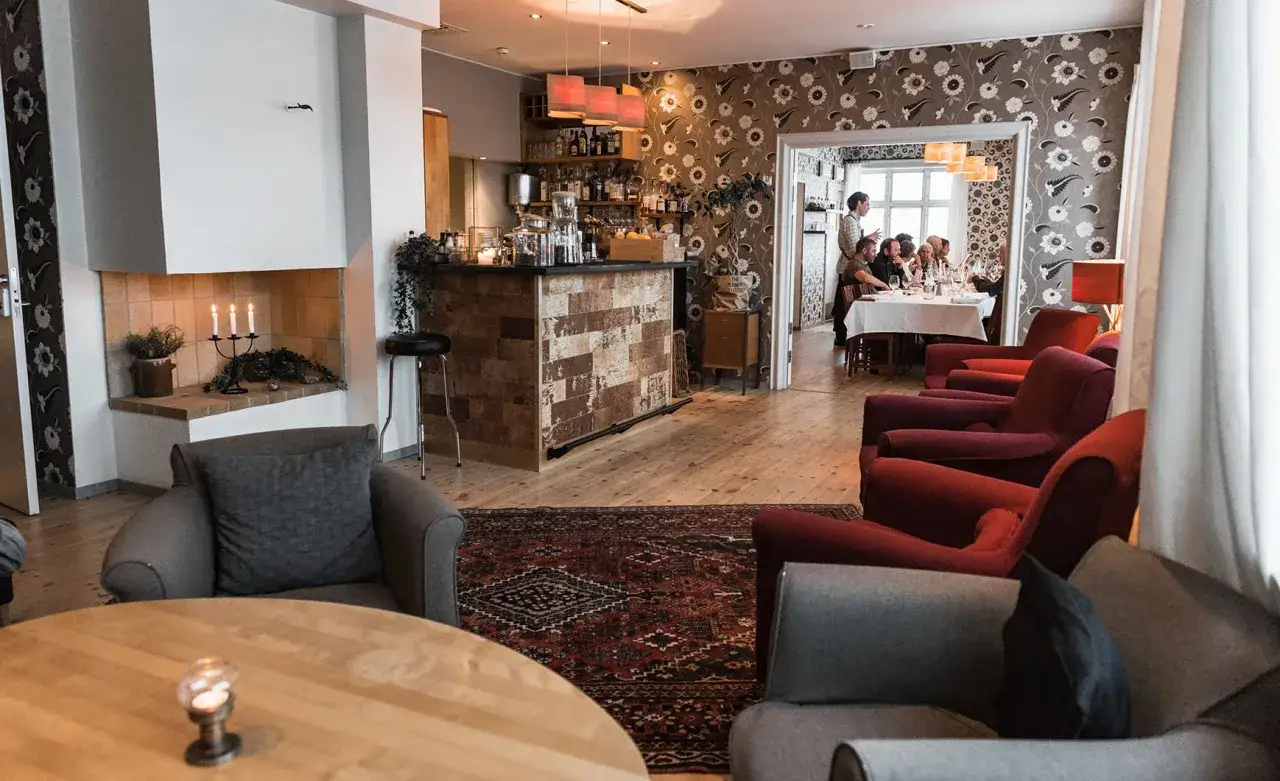 Mysig interiör på meteorologen ski lodge med öppen spis, bar och matgäster.